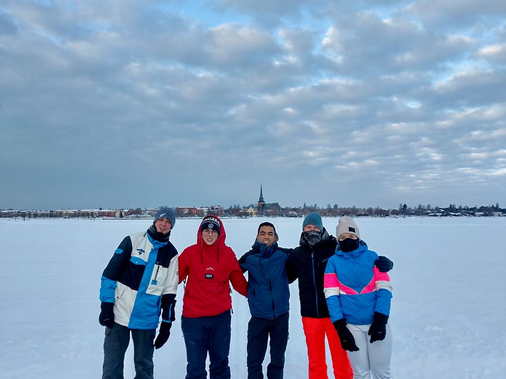 Groepsfoto schaatsen Zweden